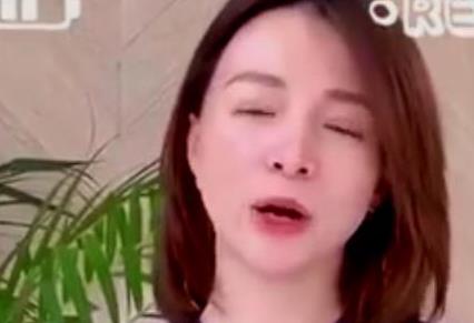 47岁董卿近照让人认不出，双眼皮又宽又深，眼周