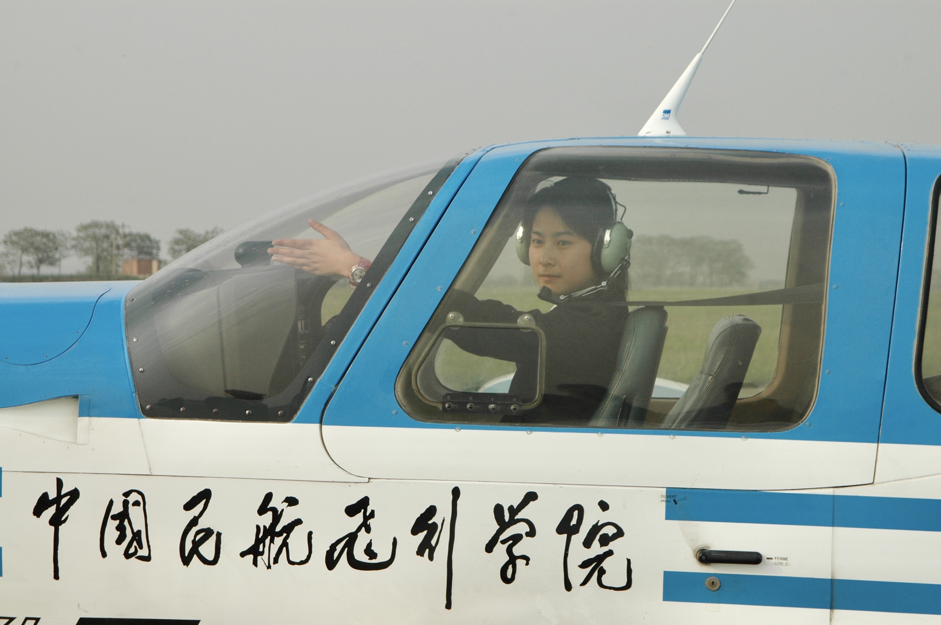 南航“80后”女机长：冲上云霄并非男性的专利 是飞机上的“主心骨”也是两个男孩的母亲