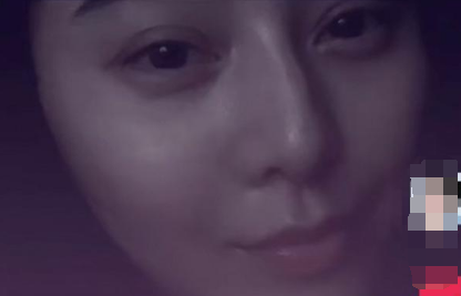 范冰冰疑似隔空喊话李晨，素颜双眼红肿似落泪