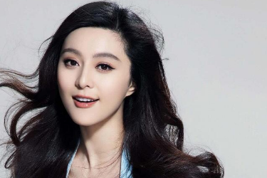 范冰冰疑似隔空喊话李晨，素颜双眼红肿似落泪