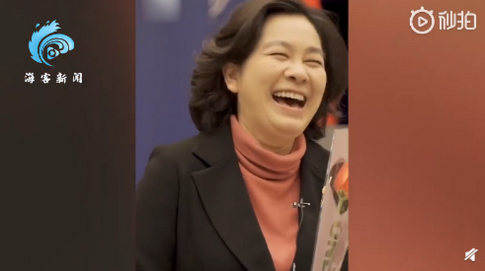 太可爱！华春莹妇女节收到花后灵魂发问“就一
