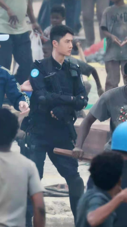 电影|王一博新电影维和防暴队路透曝光 看起来阳刚十足