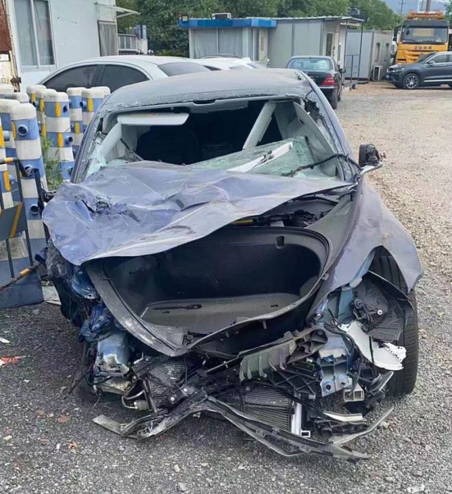 连撞10多辆车，特斯拉失控车主昏迷醒来，销售：还买车吗？优惠