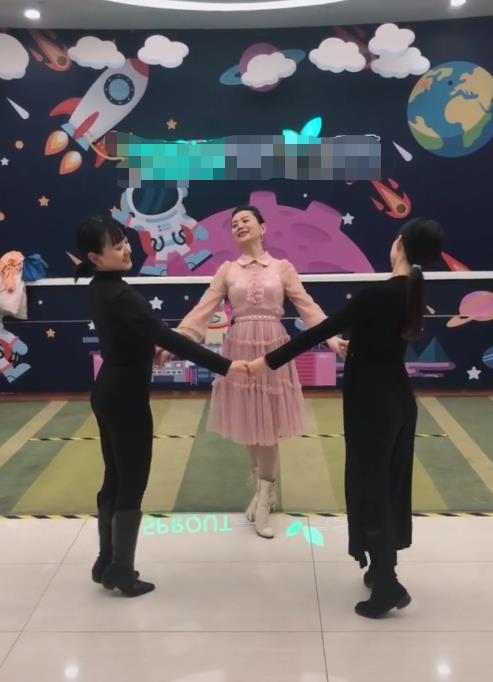 朱军80岁岳母与3女儿穿旗袍跳舞，胸前珍珠项链