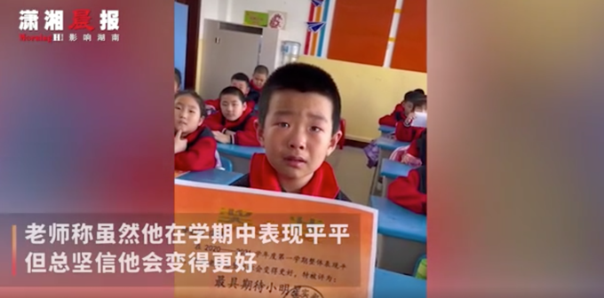 小学生考80多分激动大哭：我咋考得这么好！妈妈一句话引网友热议