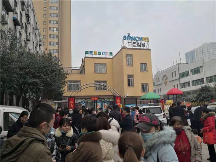 郑州管城区一幼儿园被“关停”三道整改通知书下仍<span class=