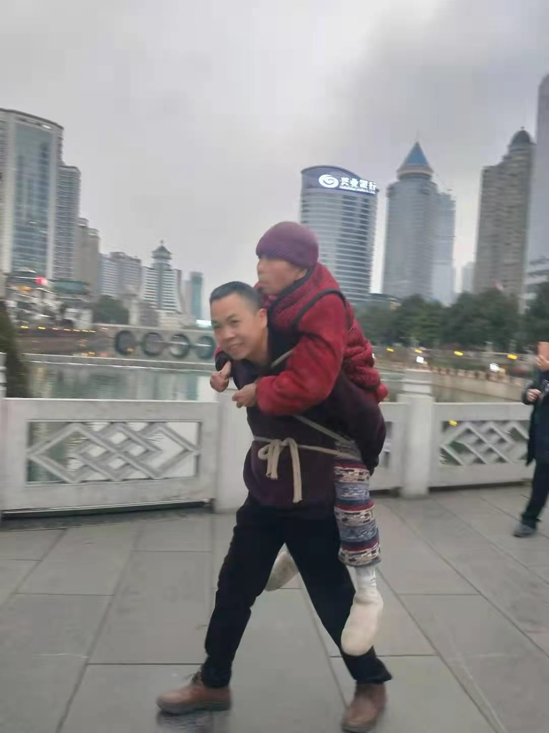 邵阳孝子背81岁瘫痪母亲去贵州看风景感动全网，潇湘晨报联合阿里天天正能量奖励5000元