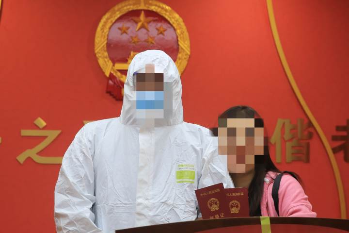 法律之外有人情！一场特殊的结婚登记仪式：新郎戴着手铐，新娘给他拥抱