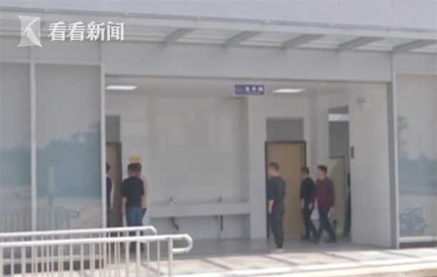 尴尬！高铁站厕所天花板反光 女厕&quot;坑位&qu