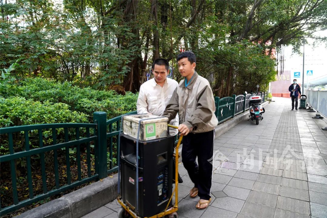 13歲少年柳州街頭苦讀，陪盲父賣唱7年：手中有未來，肩上是擔(dān)當(dāng)