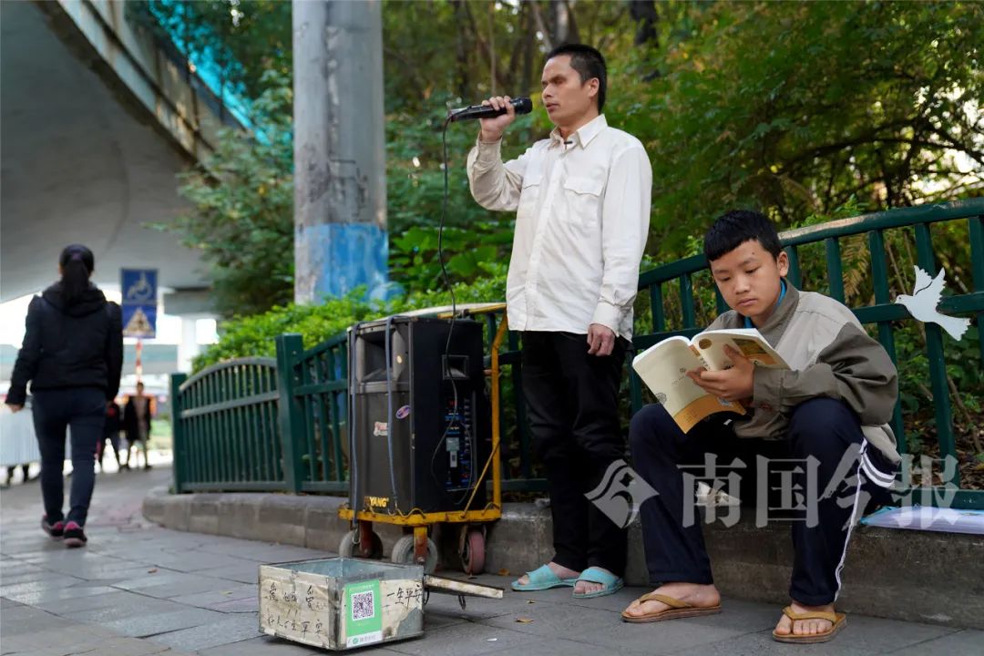 13歲少年柳州街頭苦讀，陪盲父賣唱7年：手中有未來，肩上是擔(dān)當(dāng)