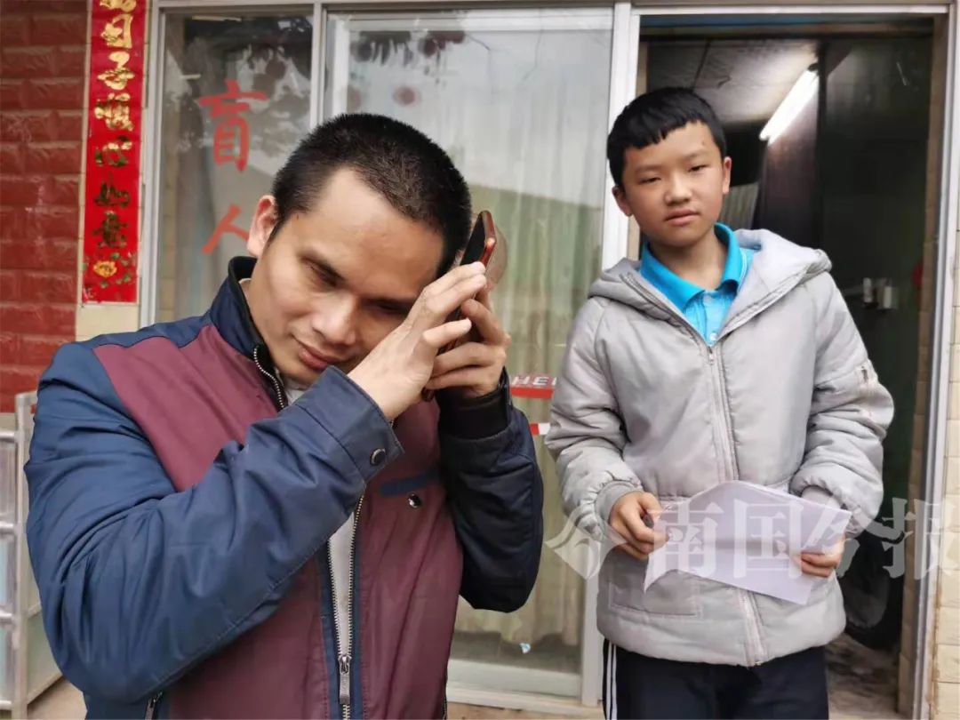 13歲少年柳州街頭苦讀，陪盲父賣唱7年：手中有未來，肩上是擔(dān)當(dāng)