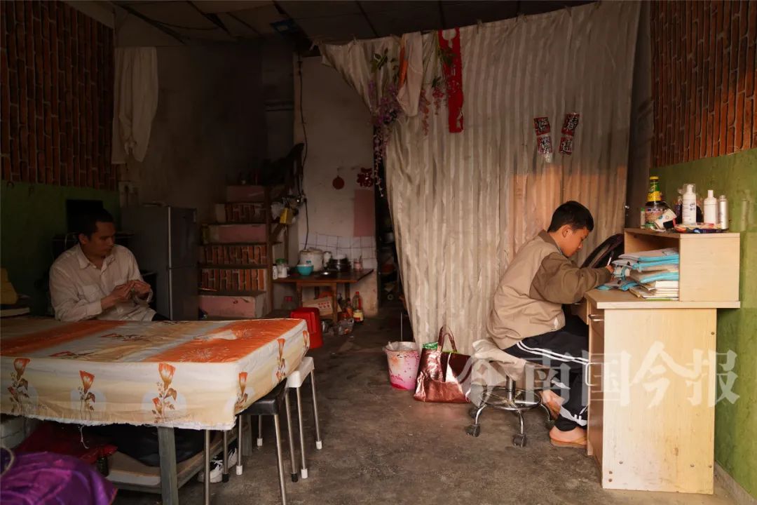 13歲少年柳州街頭苦讀，陪盲父賣唱7年：手中有未來，肩上是擔(dān)當(dāng)