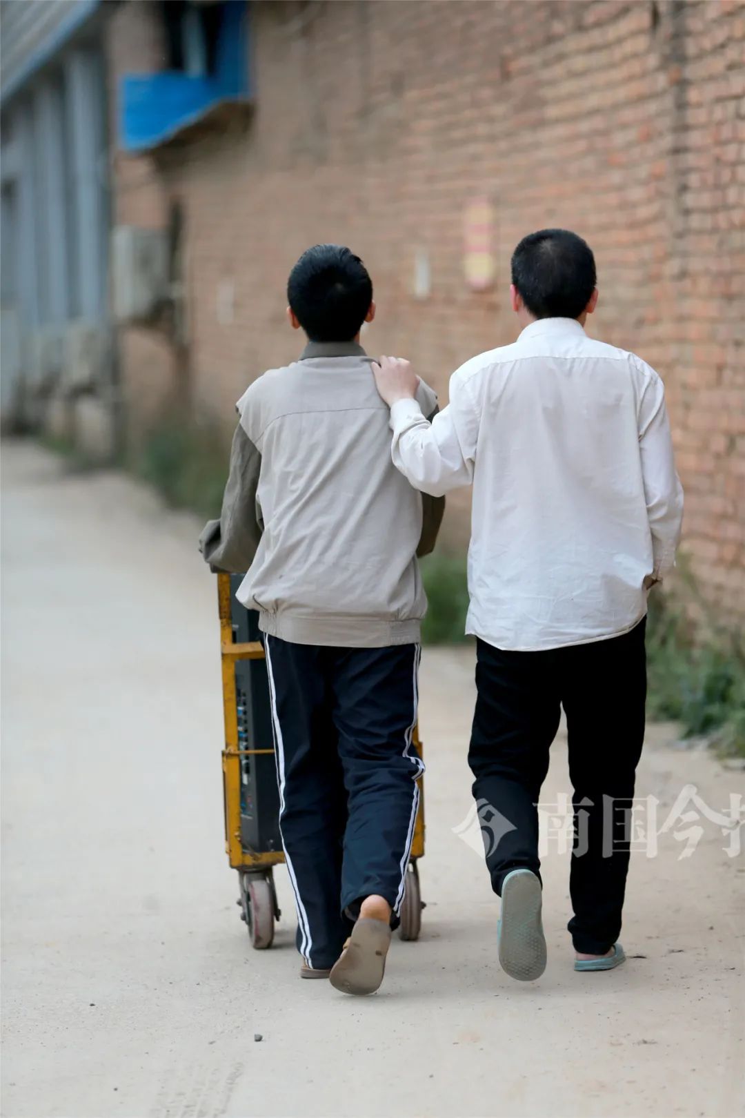 13歲少年柳州街頭苦讀，陪盲父賣唱7年：手中有未來，肩上是擔(dān)當(dāng)
