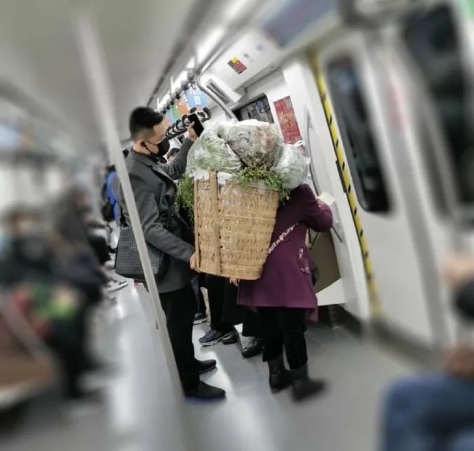 地鐵上這個小伙子，找到了
