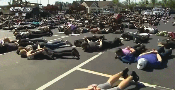 弗洛伊德案开审 美媒称“被送上审判席的是整个