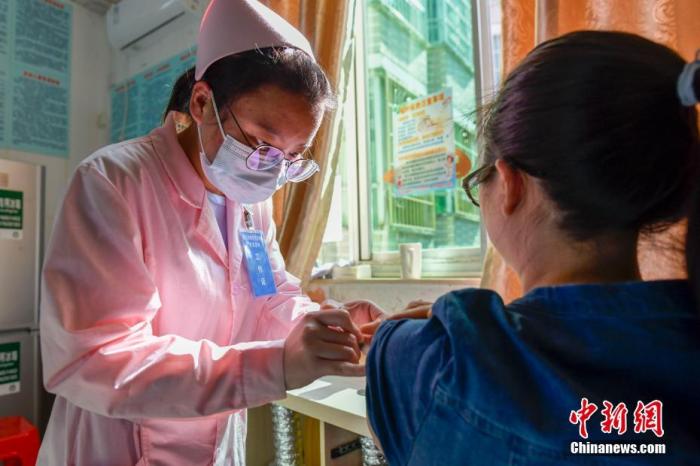 接種新冠疫苗和其他疫苗需間隔多久？中疾控專家回應