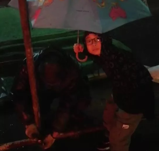 地鐵上這個小伙子，找到了