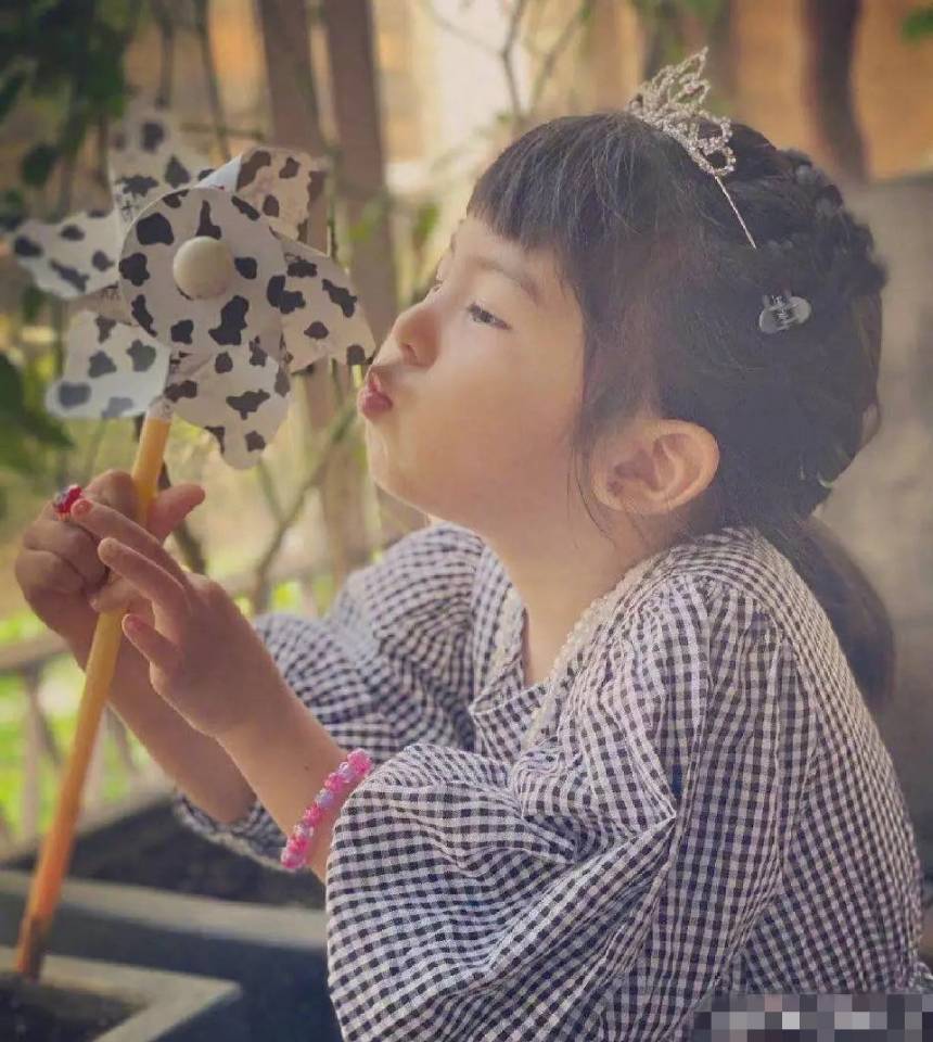 賈靜雯為小女兒慶生，4歲波妞戴皇冠似公主，3個女兒一個比一個美