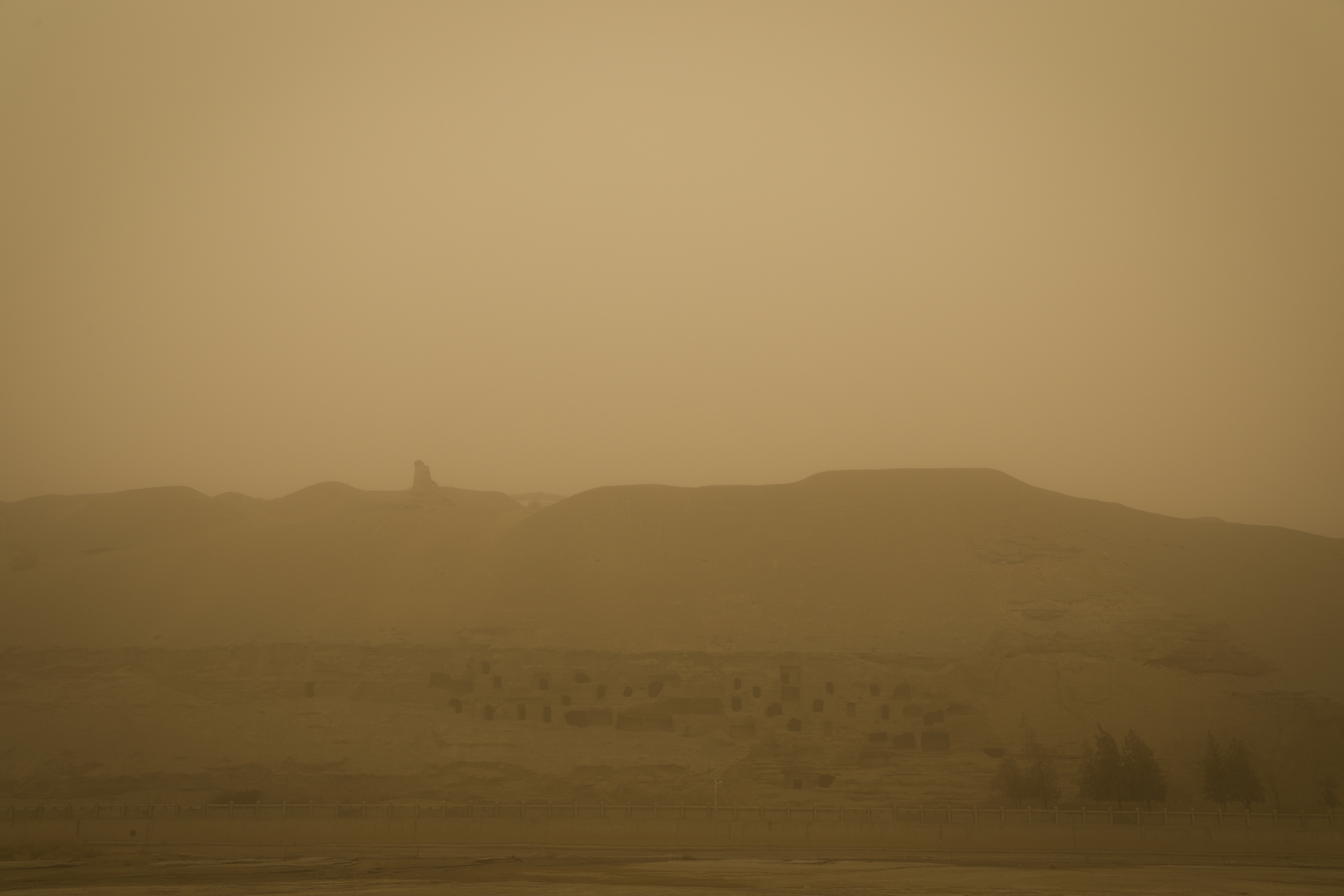 首场大范围沙尘天气席卷甘肃多地敦煌莫高窟因强沙尘暂停开放