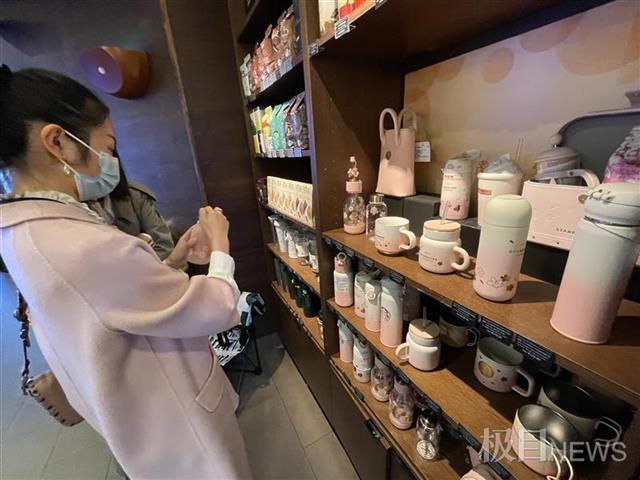 多家品牌攀上“樱花枝”，推出樱花产品受追捧，专家认为产业将达千万亿级