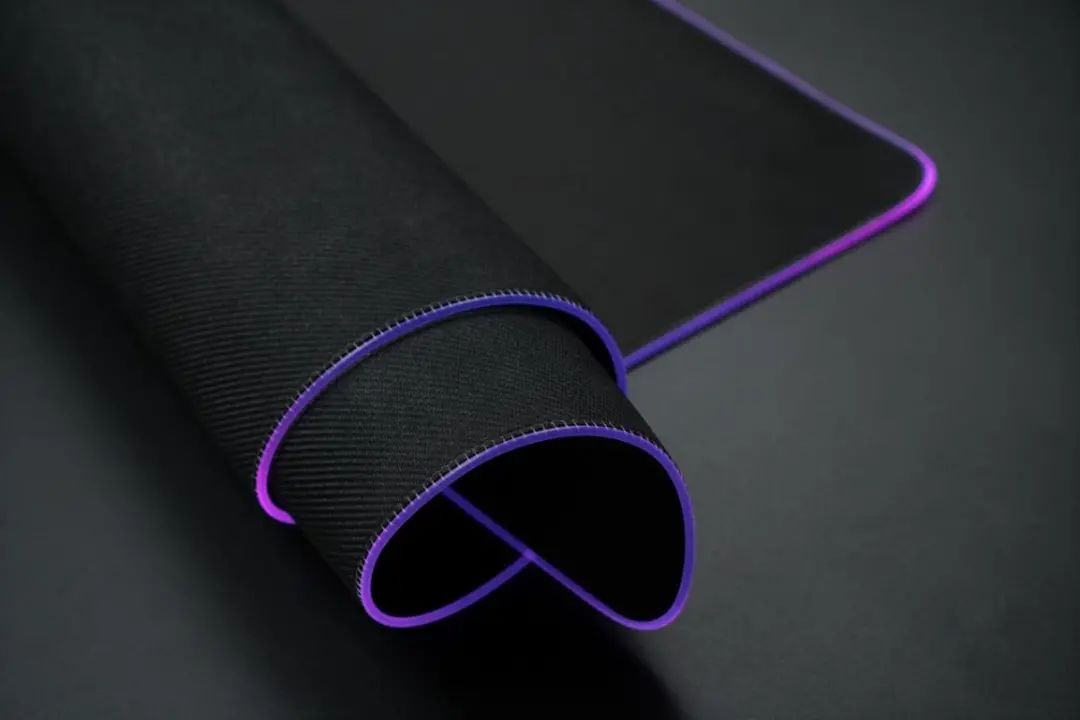 巨型发光HUB桌布：美商海盗船MM700 RGB鼠标布垫体验