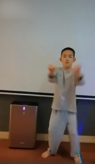 應采兒曬兒子Jasper光腳跳舞視頻：自己覺得帥氣到模糊