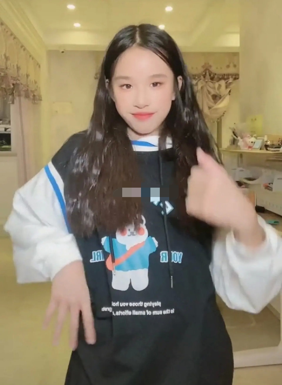 张庭女儿晒跳舞视频，自信大方又美丽，网友：