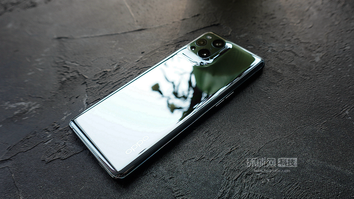 OPPO Find X3 opens box: Of lens black match colors " impossible curved surface "
