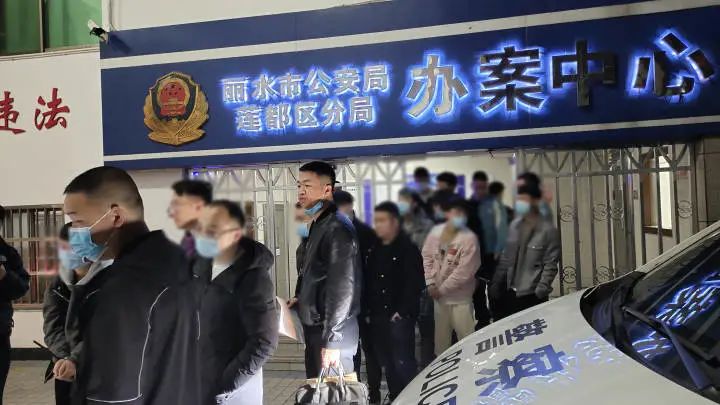 炒股亏了8万多，浙江阿姨突然被踢出群！背后牵出2000万大案