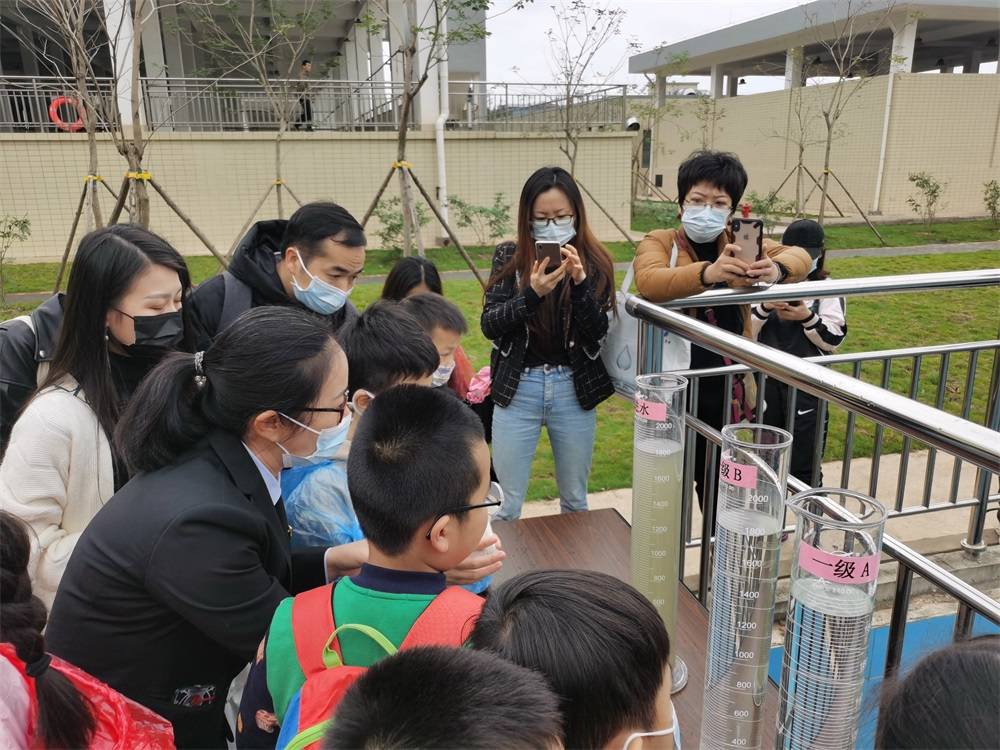 南宁市民走进污水处理厂，探究污水变清水的奥秘