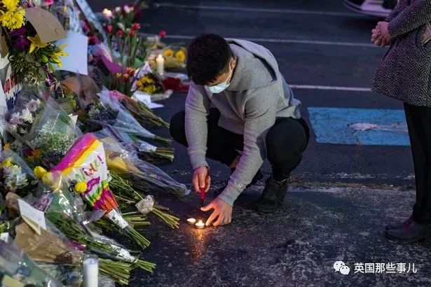 歹徒枪击了他的妻子，美国警察却冲来把他当凶手扣押2小时。因为他有色人种...