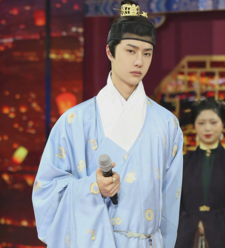 王一博回归 天天向上 再现古装造型 没想到出去一趟回来还要粘头套 乌鲁木齐都市网