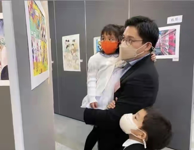 霍启刚一家出席活动，儿子帅气女儿甜美，却被