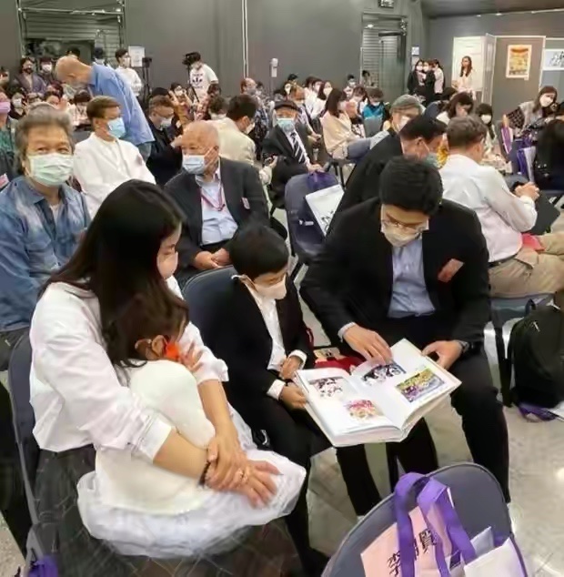 霍启刚一家出席活动，儿子帅气女儿甜美，却被