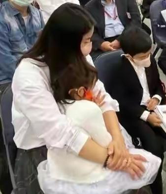 霍启刚一家出席活动，儿子帅气女儿甜美，却被