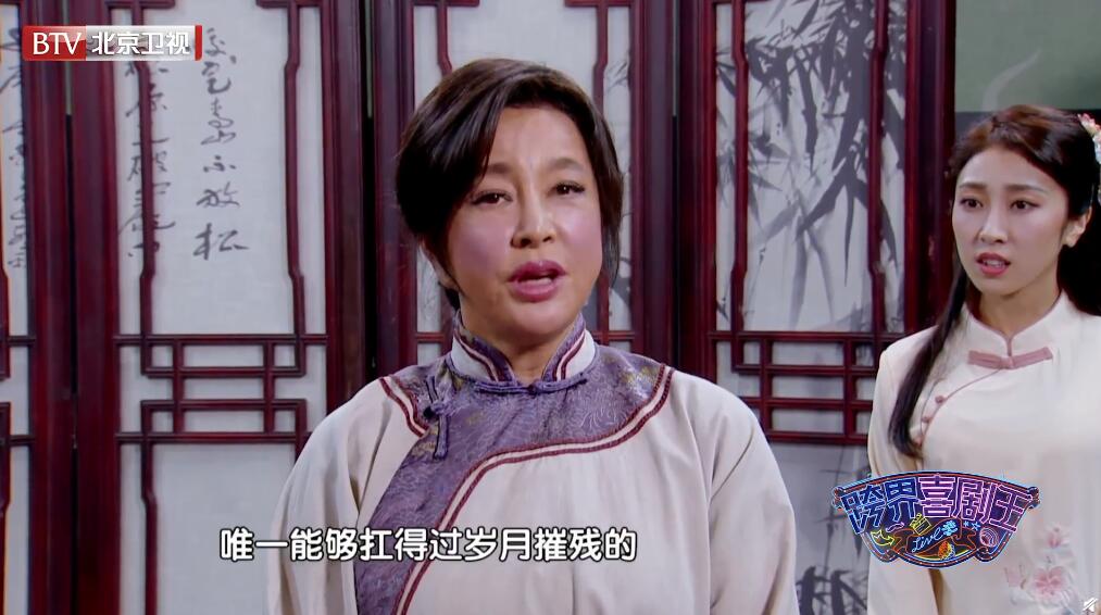 65岁刘晓庆近照似“面具”，耳垂脖子连一体，只能靠假发遮挡
