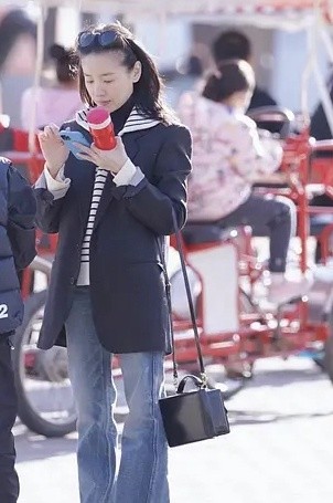 董洁带儿子逛公园被偶遇，发际线堪忧，12岁顶顶身高猛长直逼妈妈