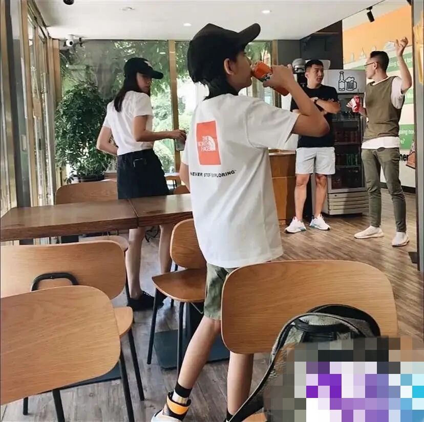 董洁带儿子逛公园被偶遇，发际线堪忧，12岁顶顶身高猛长直逼妈妈