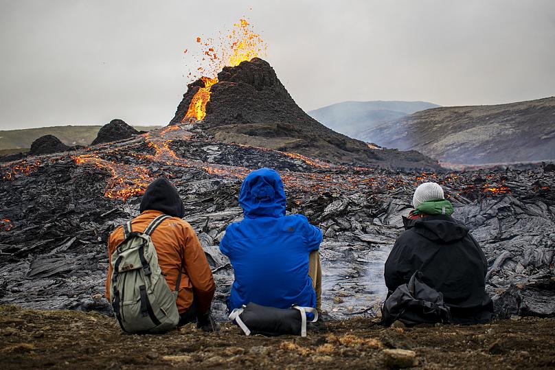 冰岛人的周末历险：喷发的火山美不美？熔岩烤肠香不香？