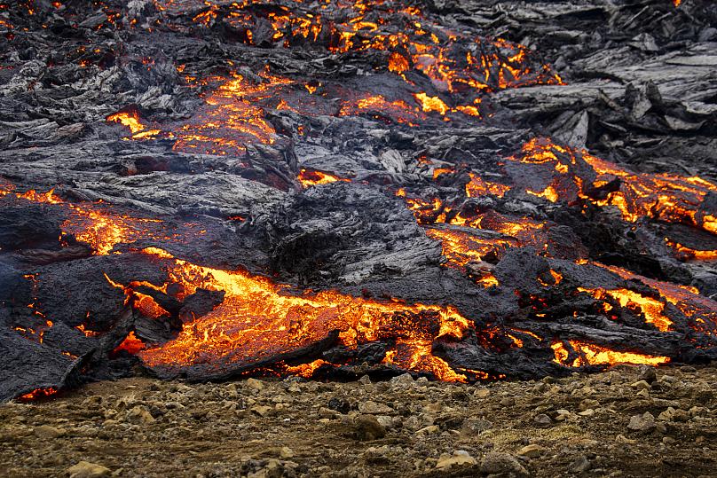 冰岛人的周末历险：喷发的火山美不美？熔岩烤肠香不香？