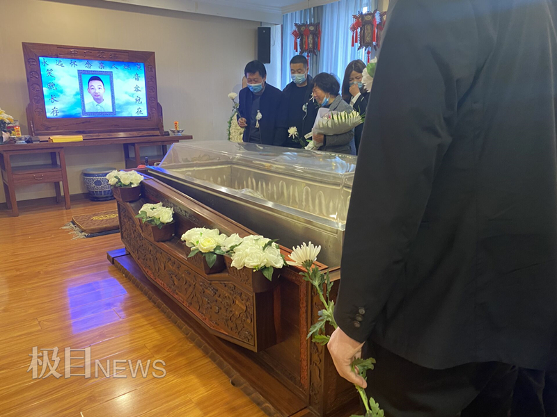 3月24日早7时30分许,北京八宝山殡仪馆,家属为姚策举办了简短的告别