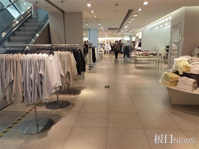 探访H M上海线下门店：店内顾客寥寥，路人劝老人暂勿购买