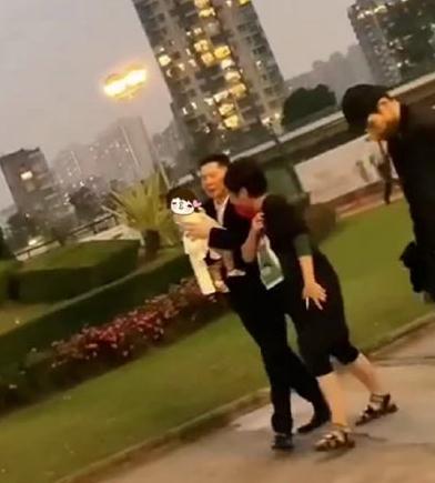 郭碧婷女儿罕露面，向华强向太逗不停，向佐变老婆的“提鞋小弟”