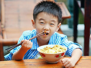 楊威兒子楊陽洋打高爾夫，動作標準身高猛躥，昔日萌娃長成小帥哥