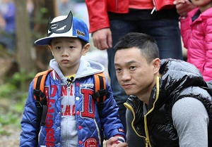 楊威兒子楊陽洋打高爾夫，動作標準身高猛躥，昔日萌娃長成小帥哥