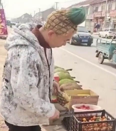 河北小贩顶着“菠萝头”卖菠萝，自称换发型后日销800斤，网友灵魂发问：要是卖榴莲怎么办？