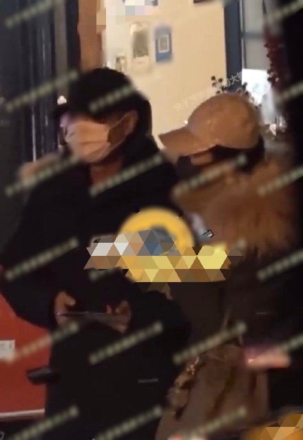 文章新恋情疑曝光，两人亲密互动同回家，挽手细节被说像姚笛