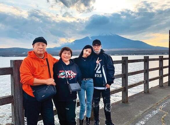 Pan Wei cypress is exposed to the sun to upgrade secretly already when pa this summer daughter be about to full a week year old