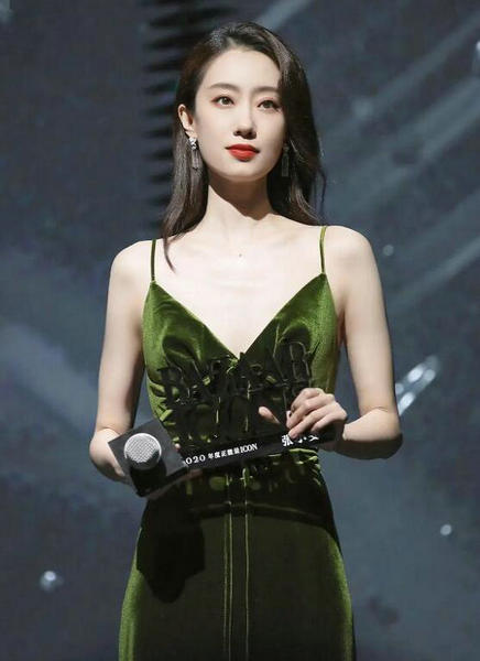 芭莎红毯女明星争艳：baby倪妮礼服靠颜撑，赵丽